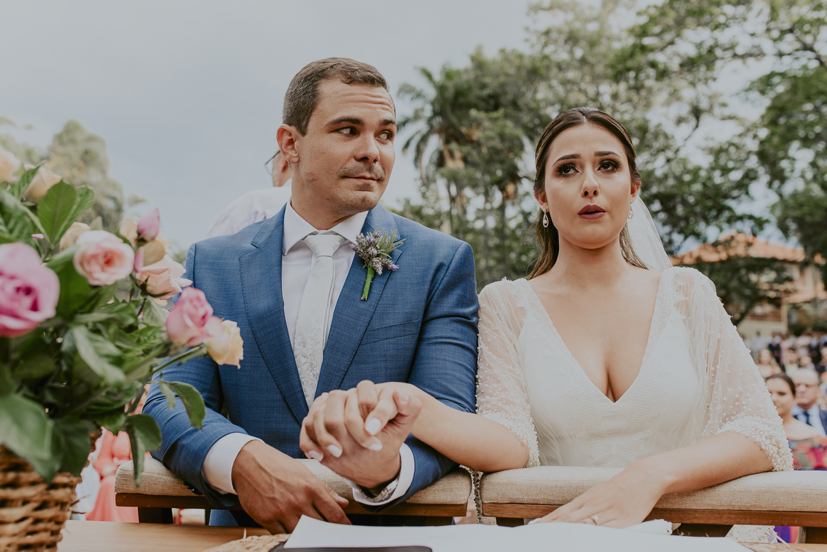 noiva respira fundo no altar, realizando o sonho de se casar ao ar livre na fazenda com uma decoração linda e colorida