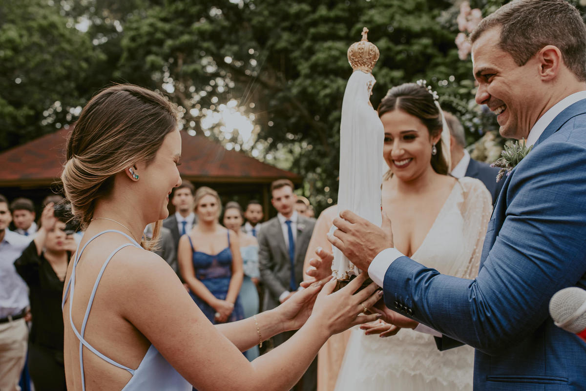 os noivos no altar com a madrinha celebrando o casamento daniel okuyama fotografia