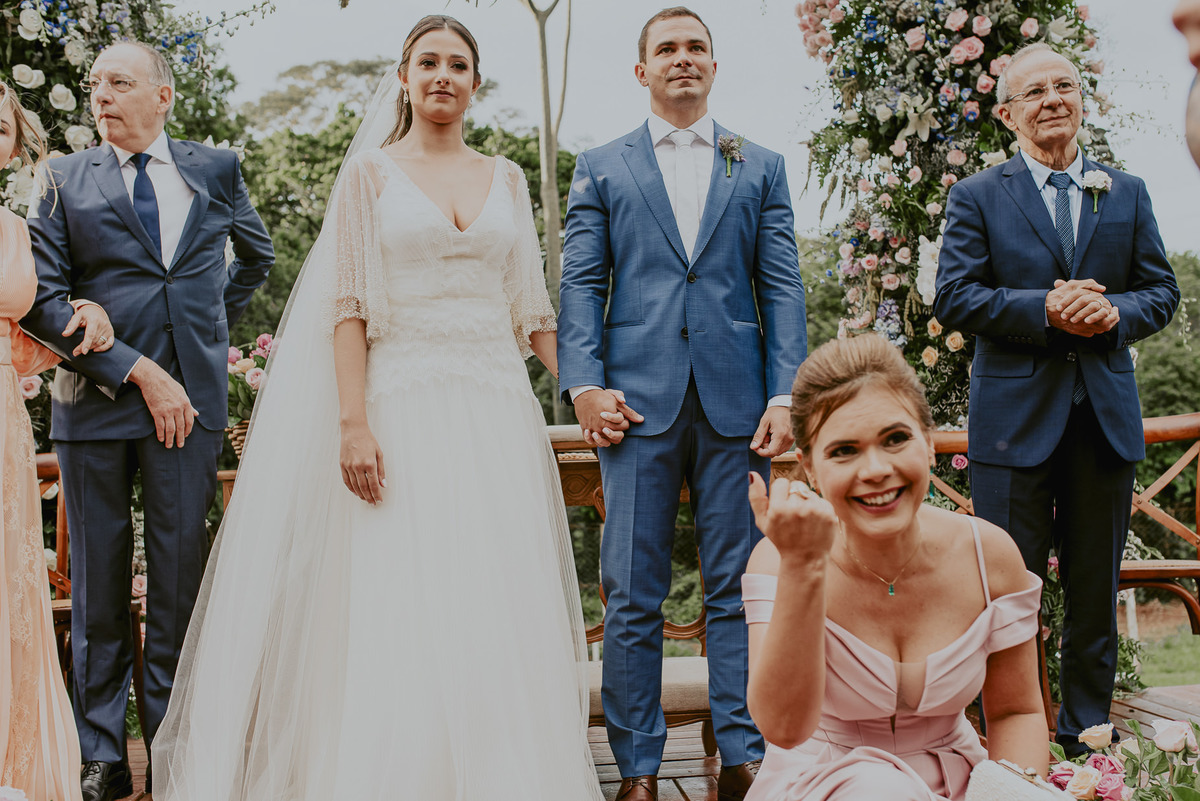 a fotografia de casamento deve retratar as pessoas como elas snao e o que elas sentem. os noivos e seus familiares no altar a espera da entrada das daminhas crianças mais lindas com vestido de dama