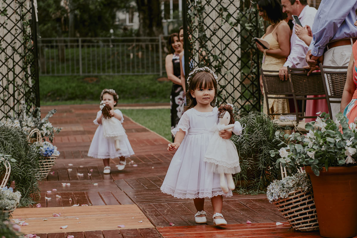 entrada das daminhas no casamento na fazenda, dama de honra, vestido de daminha, crianças daminhas, daminha entra com boneca de pano fotografia de casamento daniel okuyama melhor fotografo de sp