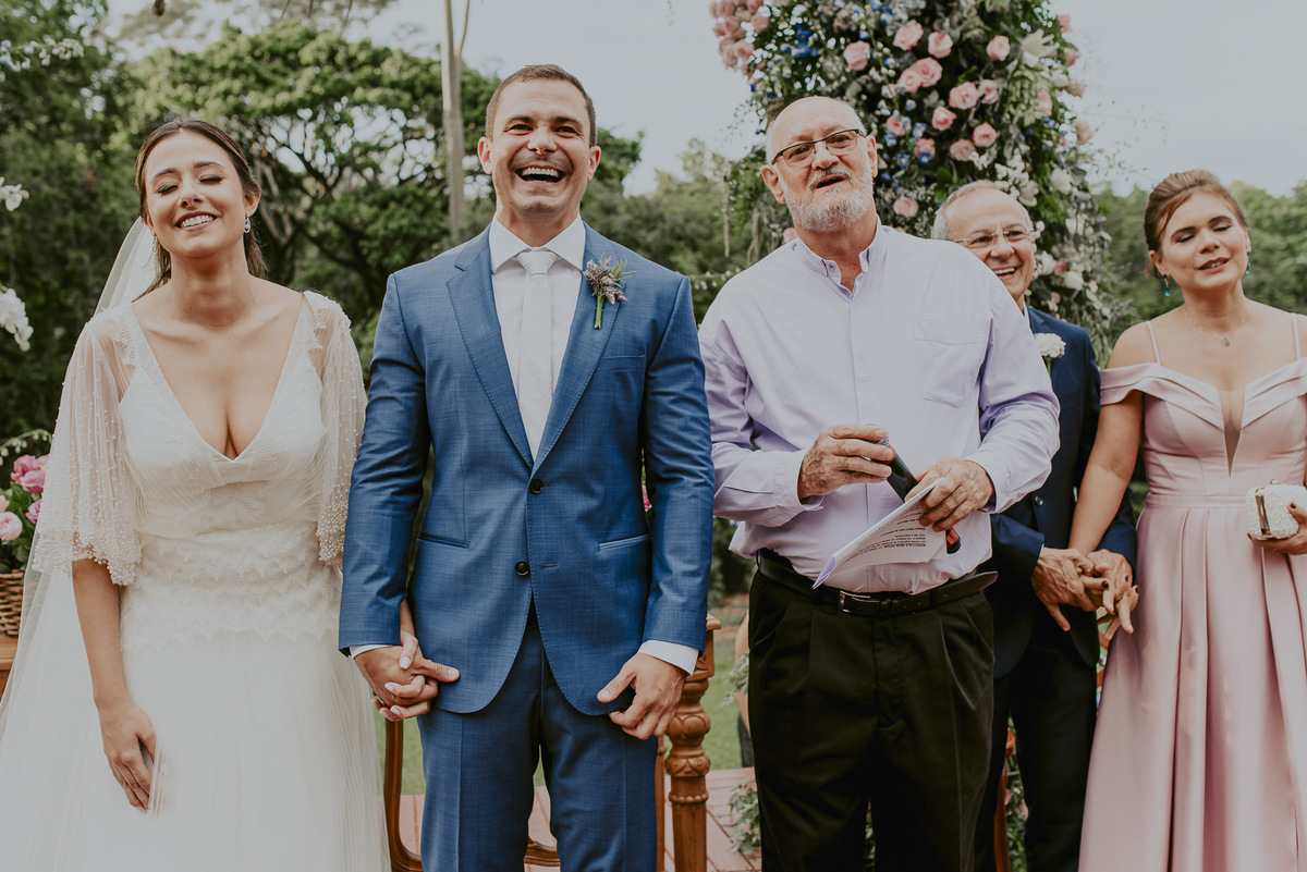 a expressão de felicidade dos noivos ao verem a entrada das daminhas. fotografia espontanea de casamento 
