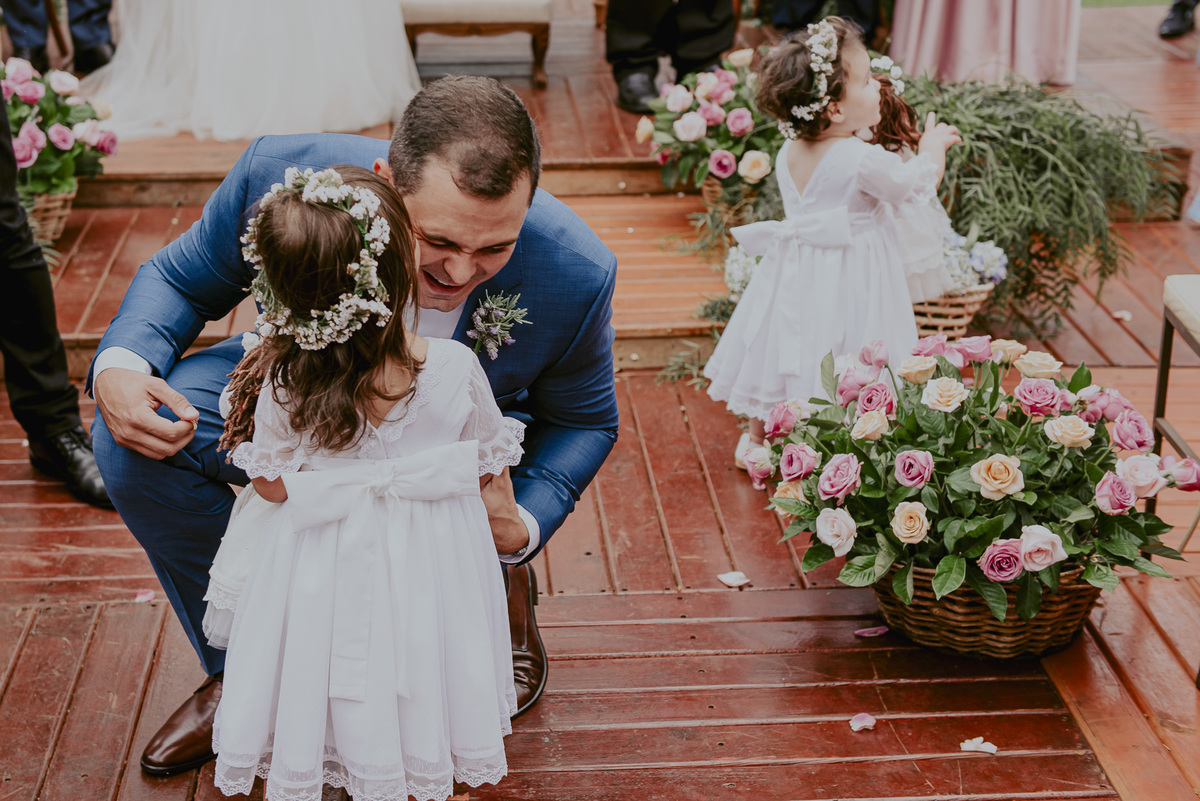 um beijo da daminha de honra com vestido inspiração para damas de honra no casamento ao ar livre
