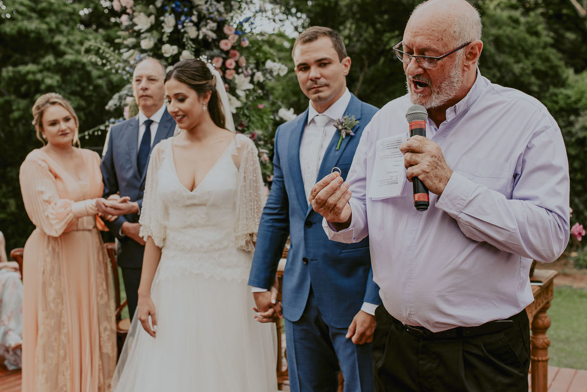celebrante do casamento no campo com cerimonia ao ar livre fotografia documental de casamento