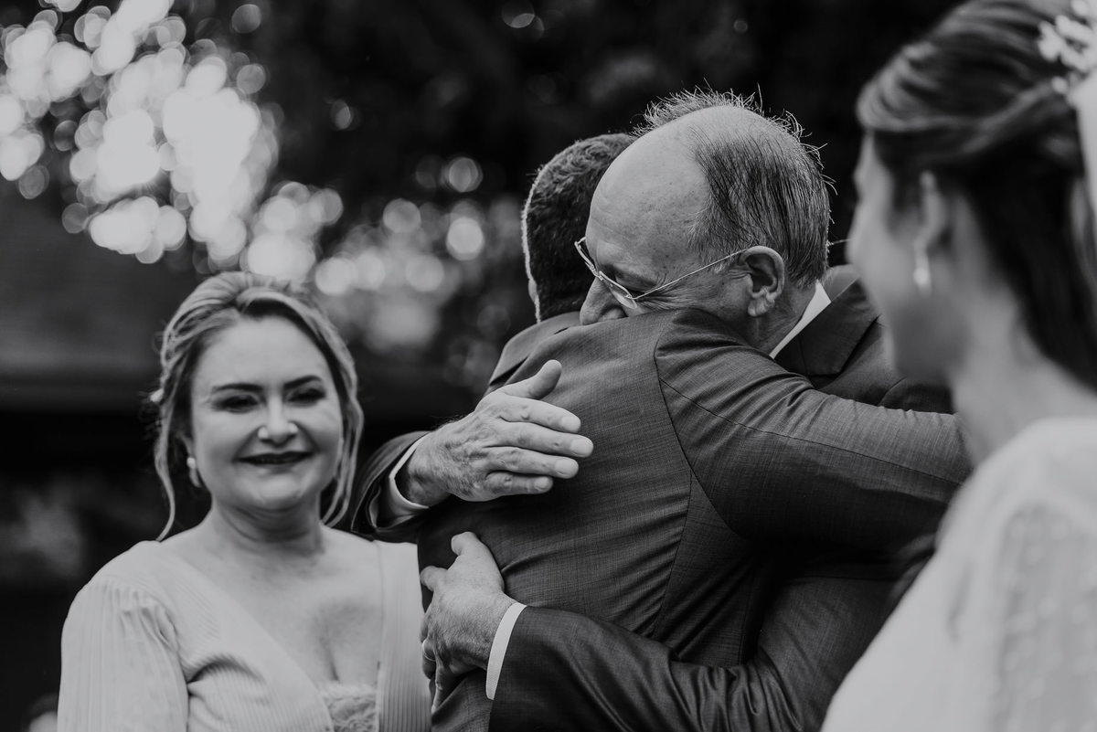o abraço apertado do noivo com o pai da noiva no final da cerimonia 