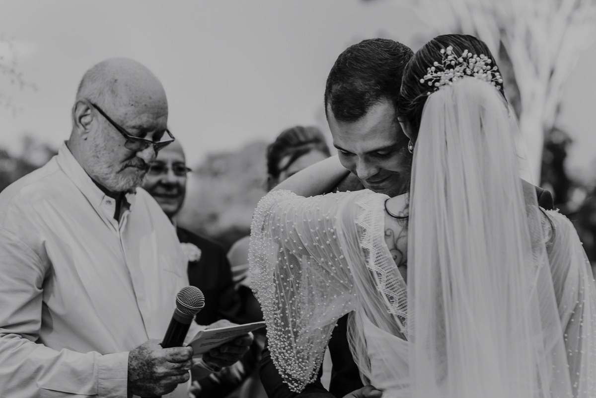 o abraço com muito carinho dos noivos no altar uma foto linda documental feita pelo melhor fotografo de casamento de sp daniel okuyama