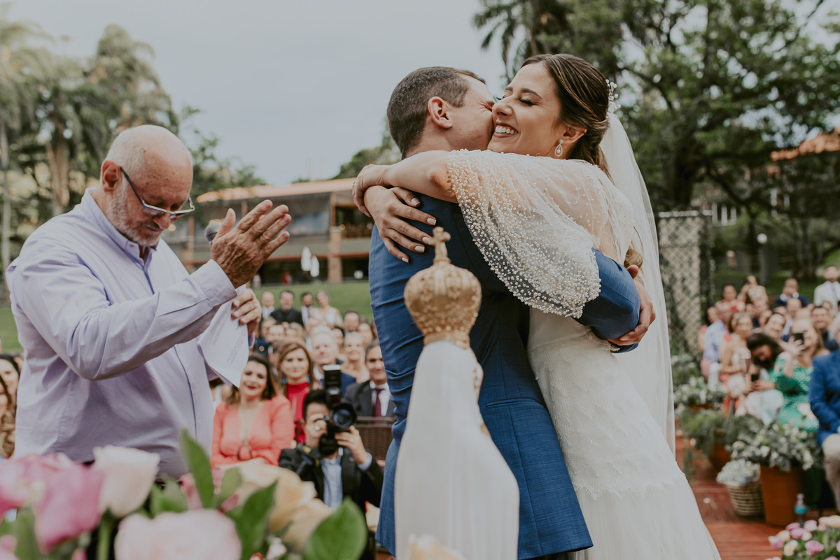 o abraço e carinho dos noivos na fotografia documental de casamento do melhor fotografo do brasil daniel okuyama fotografia