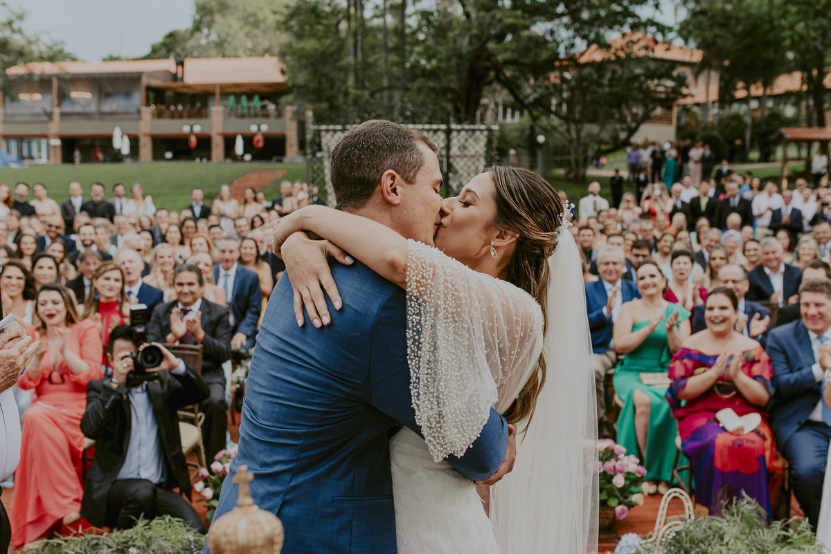 o beijo dos noivos fotografia de casamento ao ar livre na fazenda foto do melhor fotografo de casamento sp daniel okuyama 