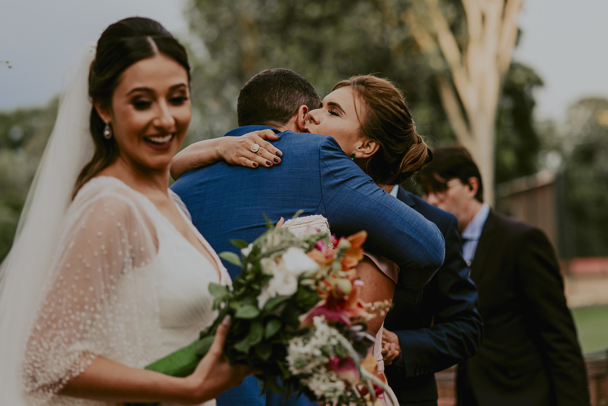 o abraço do noivo com a sua mãe no altar do casamento ao ar livre na fazenda