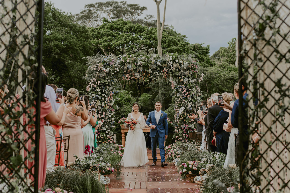 saida dos noivos casamento ao ar livre fotografia de casamento daniel okuyama melhor fotografo de sp