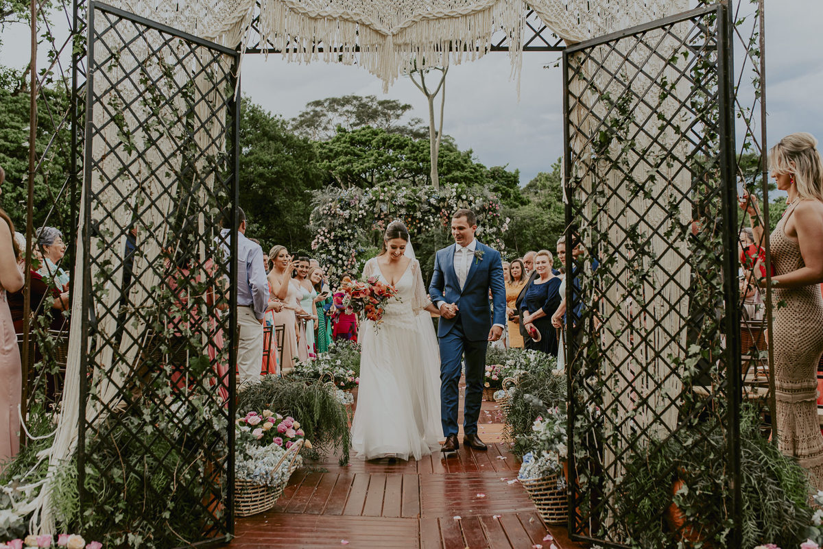 no lindo casamento na fazenda, saída dos noivos fotos muito espontaneas deles fotografado por daniel okuyama