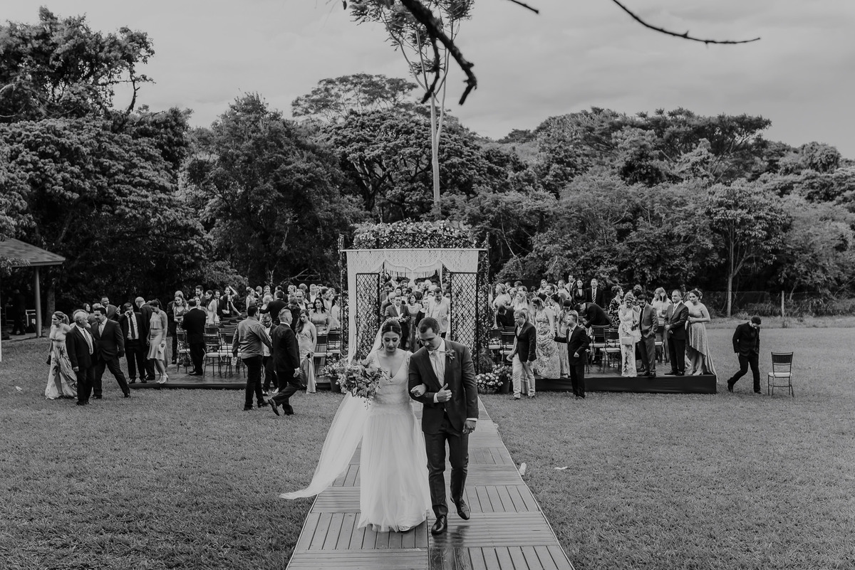 os noivos após a cerimonia se preparando para o ensaio de casamento ao ar livre na fazenda