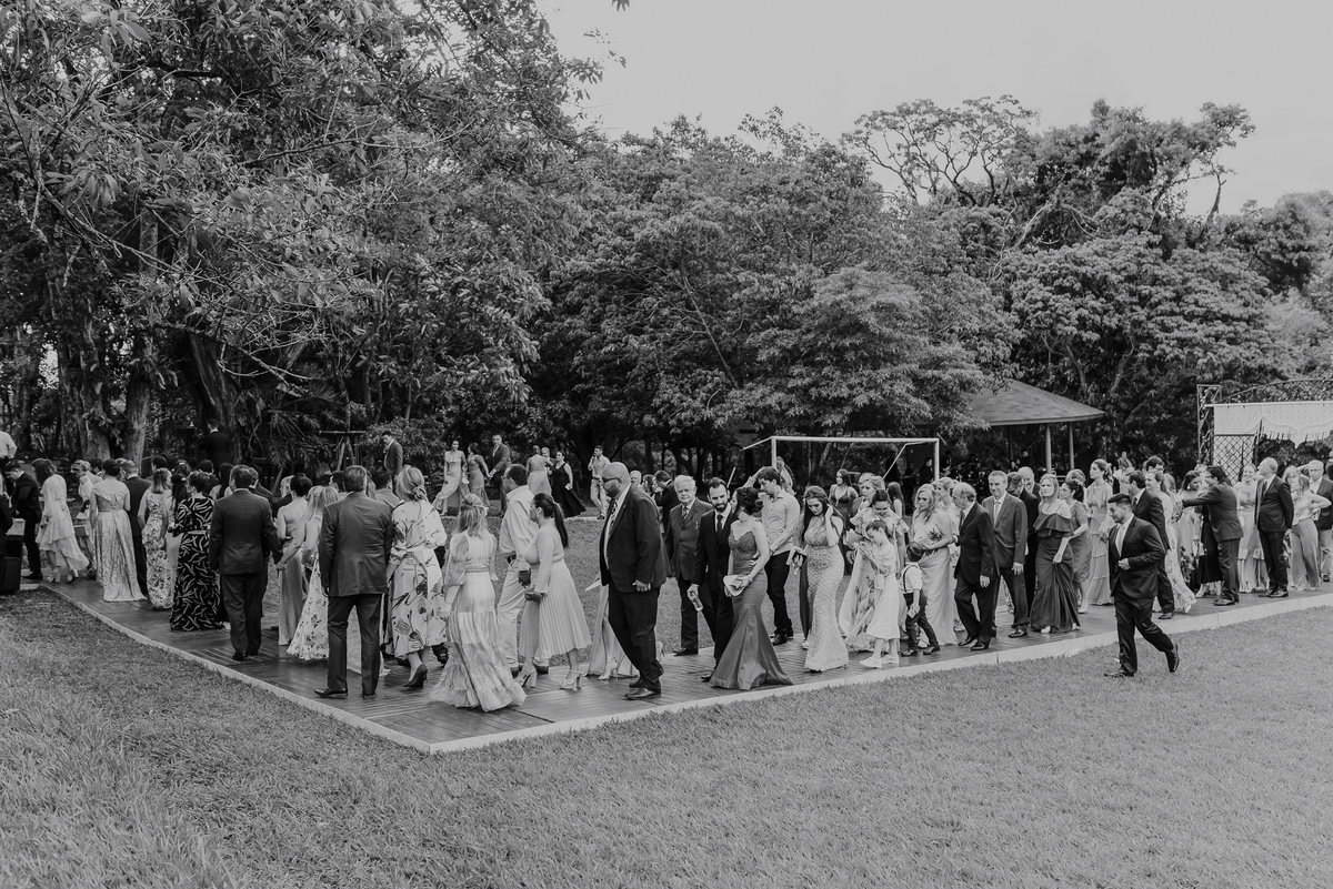 os convidados e familiares do casamento ao ar livre indo para a festa de casamento que começa logo após a cerimonia de casamento ao ar livre na fazenda do bosque