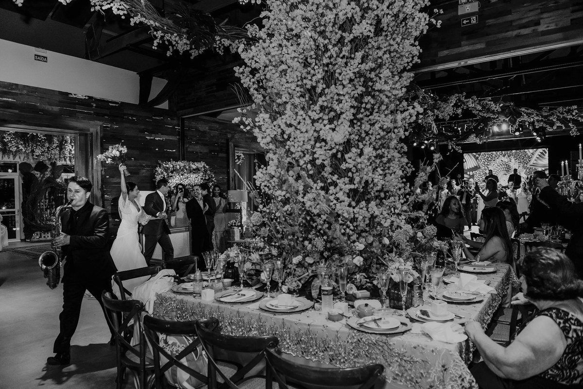 a chegada dos noivos na festa de casamento que sera muito animada para um casamento na fazenda 