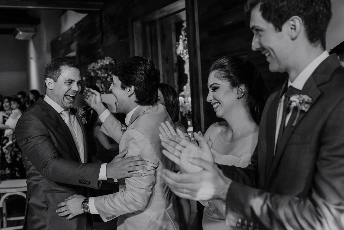 o cumprimento do noivo na chegada das comemorações do casamento registrados pelo fotografo documental daniel okuyama fotografia