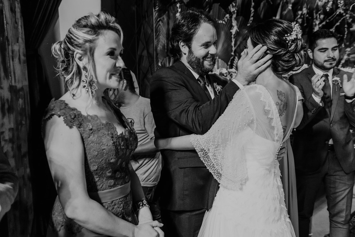 a noiva cumprimenta os padrinhos e madrinhas no inicio da entrada da festa de casamento