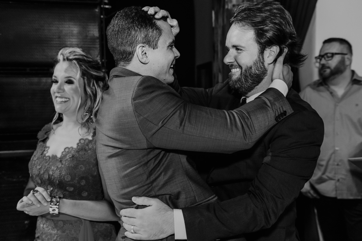 padrinhos de casamento cumprimentando o amigo que e o noivo do casamento na fazenda