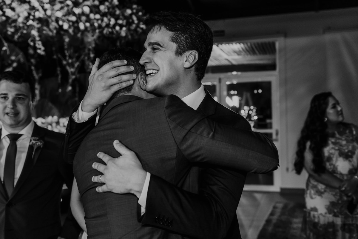 mais cumprimentos dos amigos e padrinhos do noivo