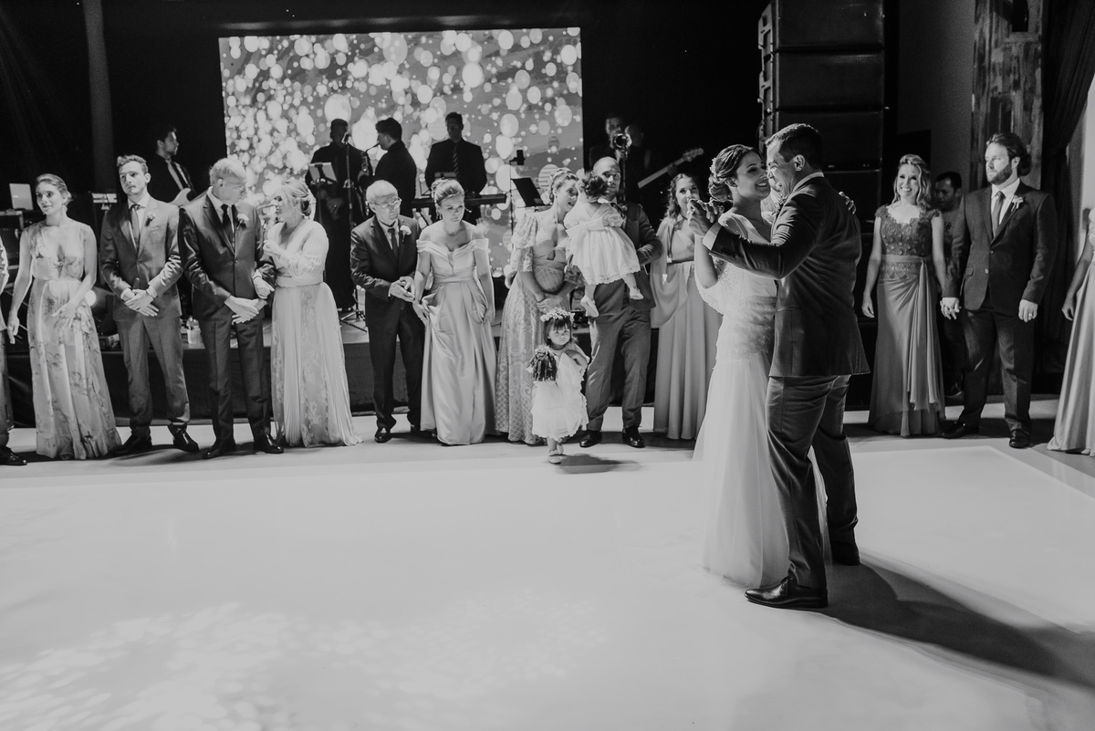 a valsa dos noivos com musica e felicidade após o casamento na fazenda na festa 