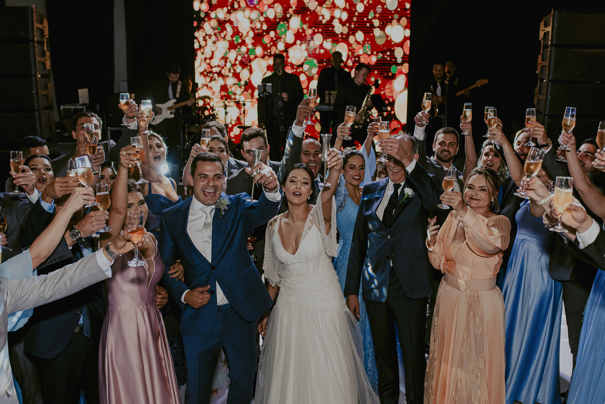 um brinde aos noivos fotografia de casamento fotografado pelo melhor fotografo de casamento de sp daniel okuyama um brinde espontâneo divertido e com muita felicidade