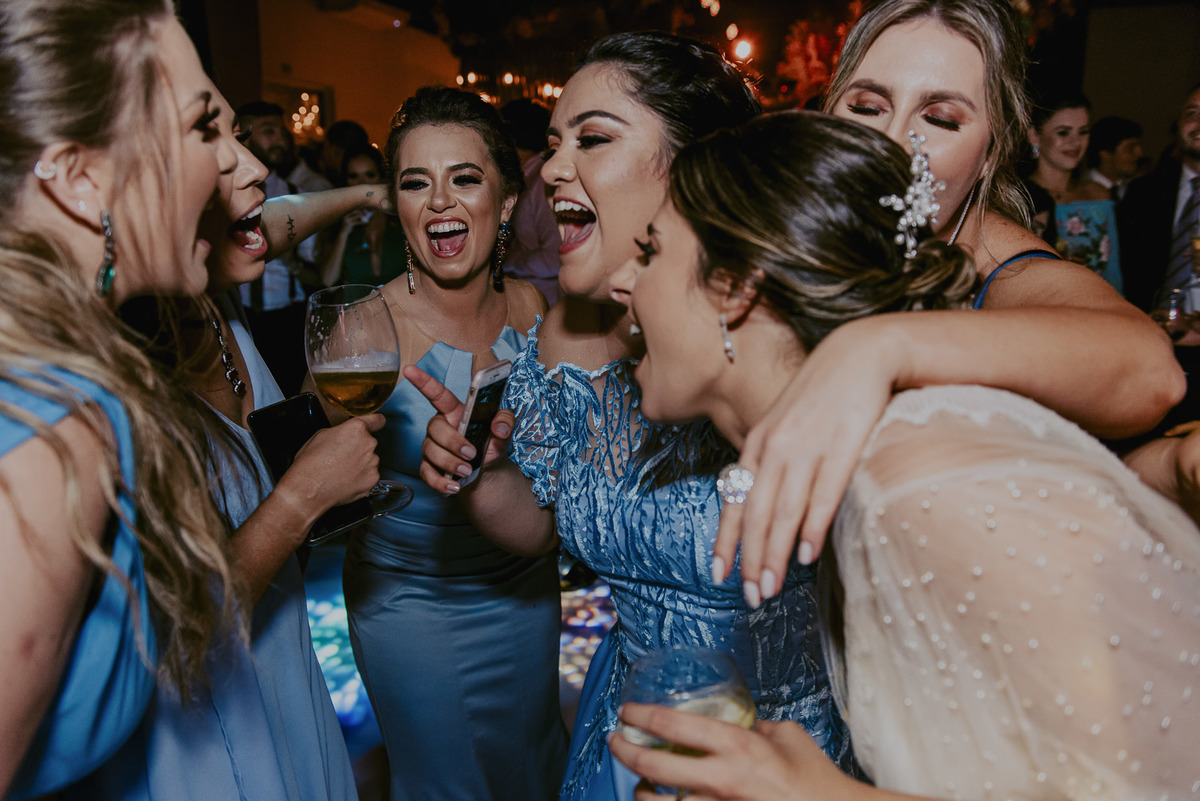 o registro da foto da noiva se divertindo com suas amigas e madrinha muito sorrisos de alegria em foto marcante do daniel okuyama