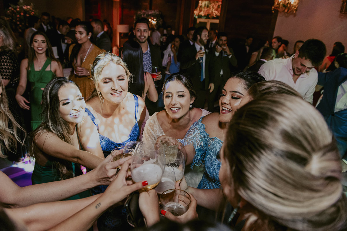 um brinde aos noivos que celebraram um lindo casamento com seus amigos e familiares