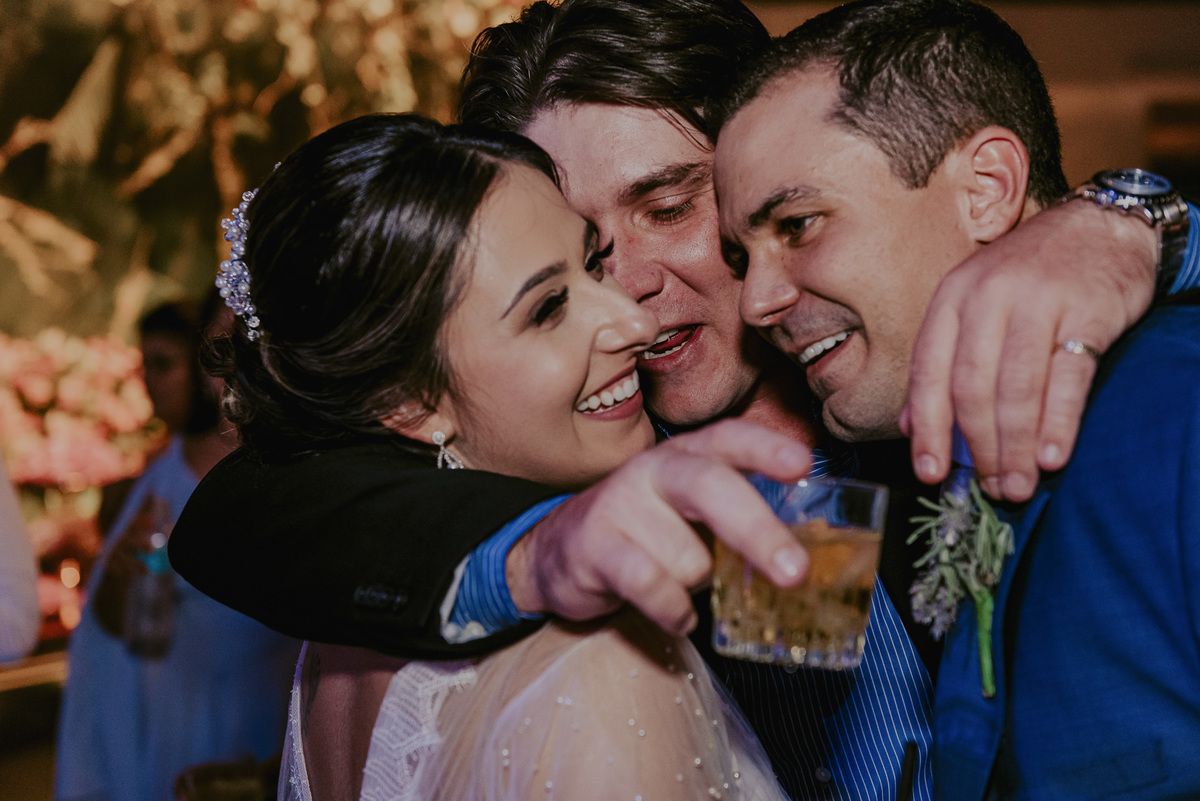 a diversão foi garantida nesse casamento que aconteceu na fazenda, os noivos abraçaram e brindaram com todos os convidados