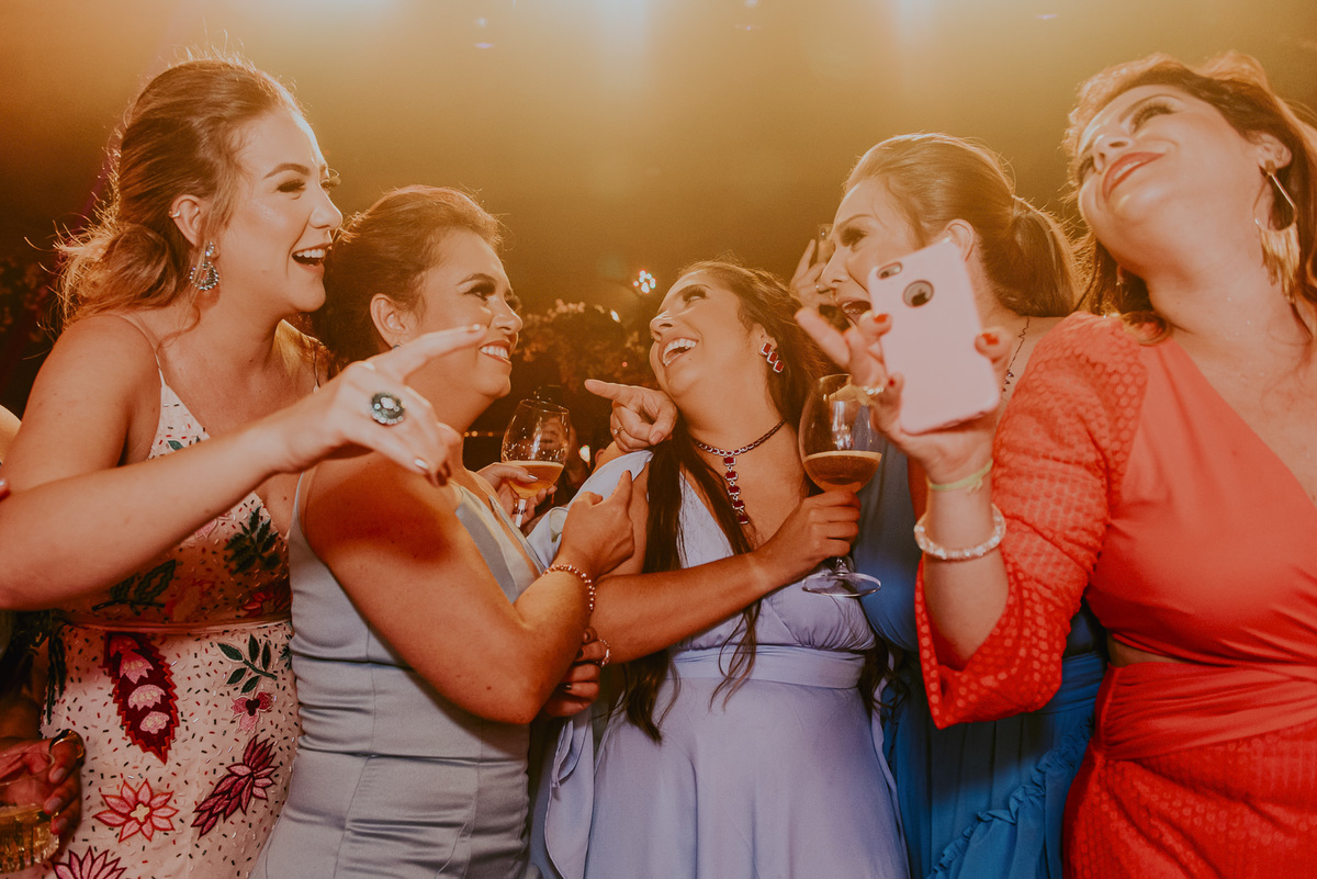 um brinde a felicidade dos noivos com muita alegria na festa de casamento que foi muito animada e divertida com todas as madrinhas a foto mais espontânea do daniel okuyama fotografia