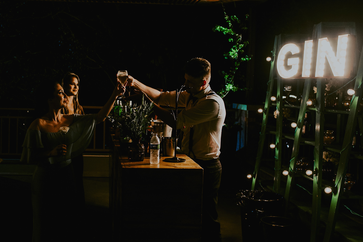 o bar com gin foi a atração da festa de casamento, servindo muitas bebidas mais o gin fez sucesso entre os convidados. Foto Incrível do melhor fotógrafo de SP Daniel Okuyama Fotografia festa de casamento, gin, diversão 