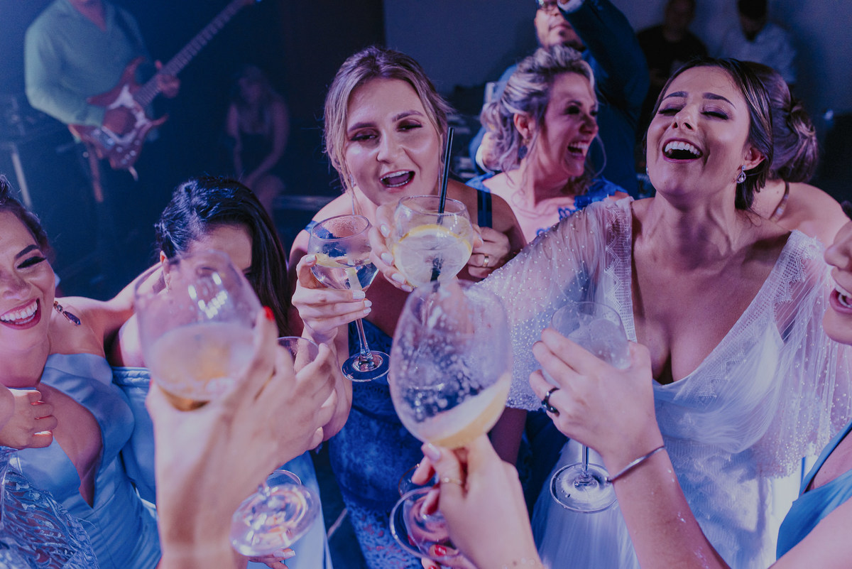 um brinda das madrinhas e a noiva a felicidade e a alegria curtindo e dançando muito na festa de casamento mais animada 