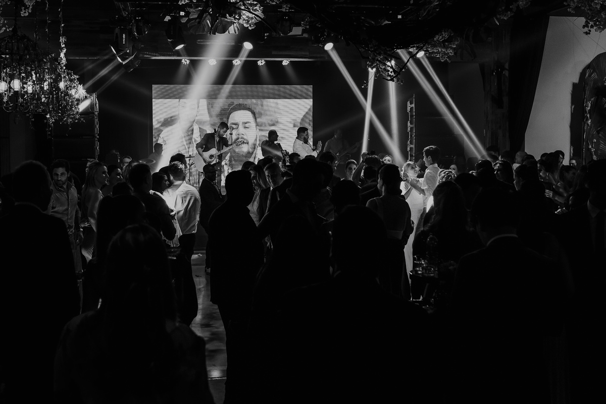 a pista de dança estava bombando com um casamento pra lá de animada. As fotos expressam que a diversão foi garantida