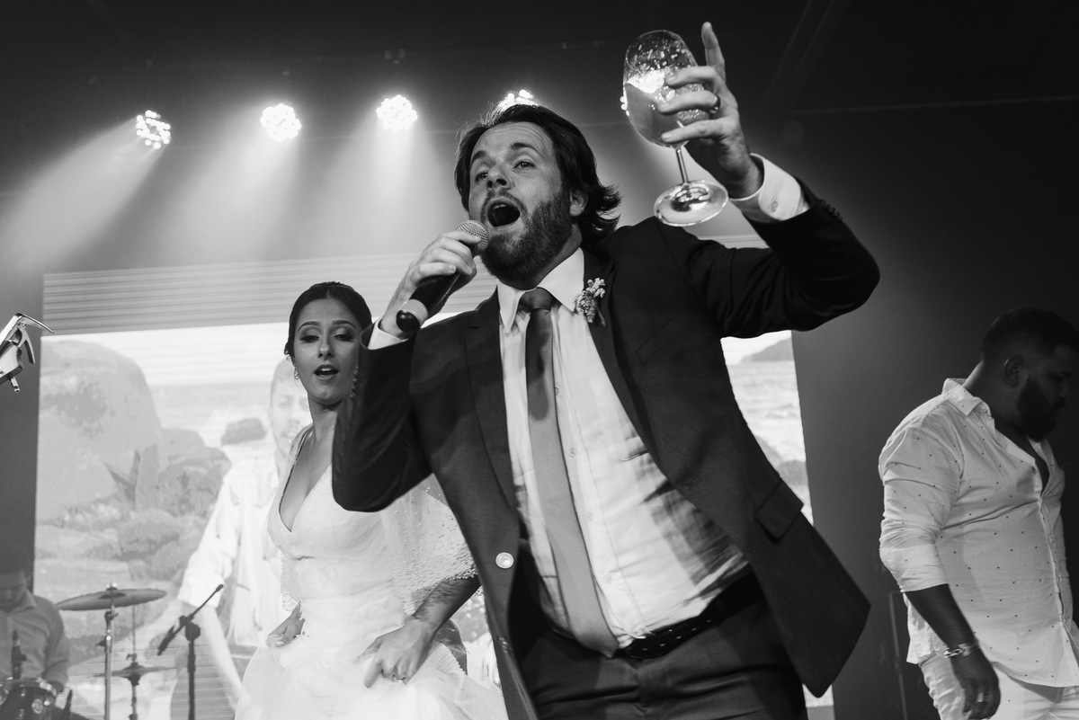 os convidados e a noiva subiram no palco da festa de casamento para cantar musicas e animar a galera, fotos registradas pelo daniel okuyama