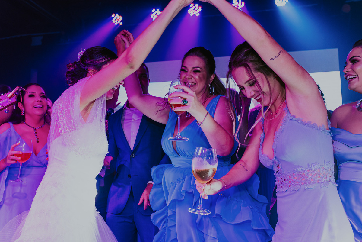muita danca e animaçnao na festa do casamento