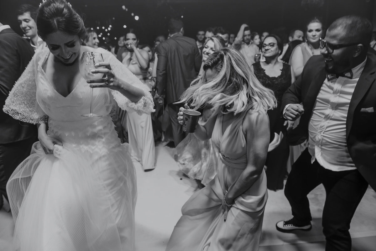 a noiva com seu vestido emanuelle junqueira dançando muito na festa do seu casamento