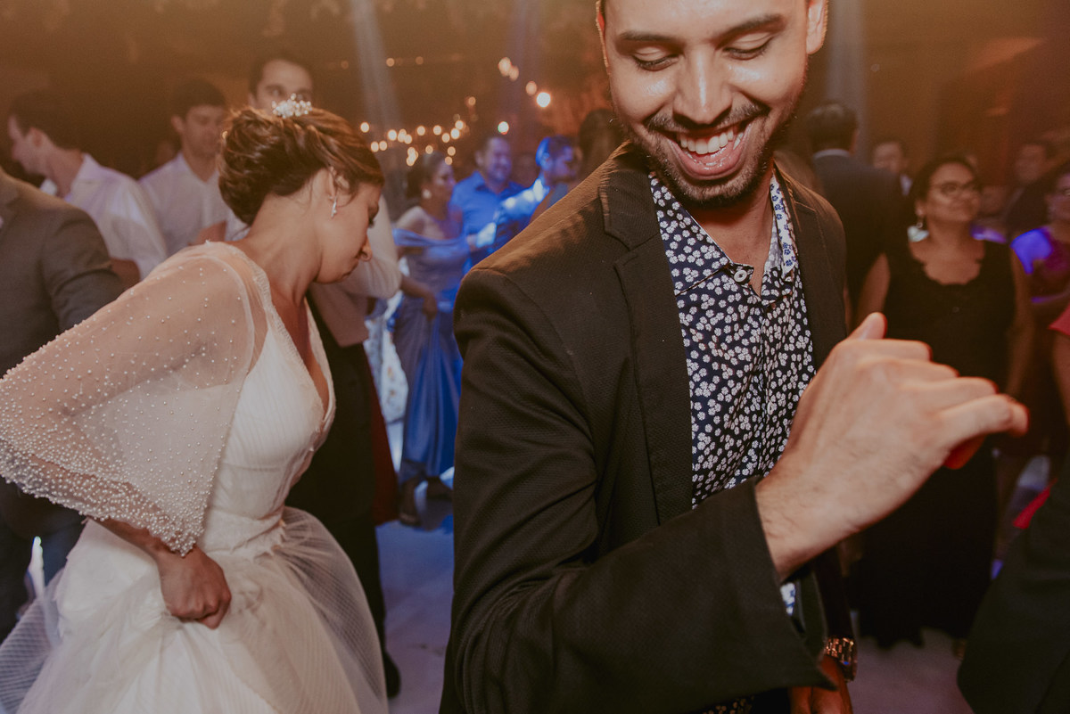 animação da noiva com seu amigo durante a festa doc asamento na fazenda