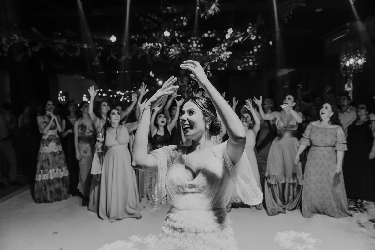 a hora mais esperada da festa é a quando a noiva joga o buque as solteiras correm para pegar o buquê e as fotografias ficam muito espontaneas o sorriso da noiva registrado pelas lentes do melhor fotografo de casamento de sp daniel okuyama que gosta foto