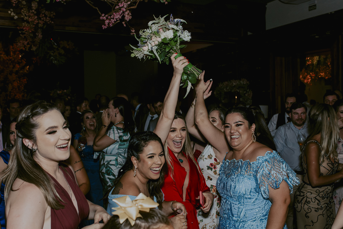 a convidada que pegou o buque da noiva feliz da vida que pegou o buquê