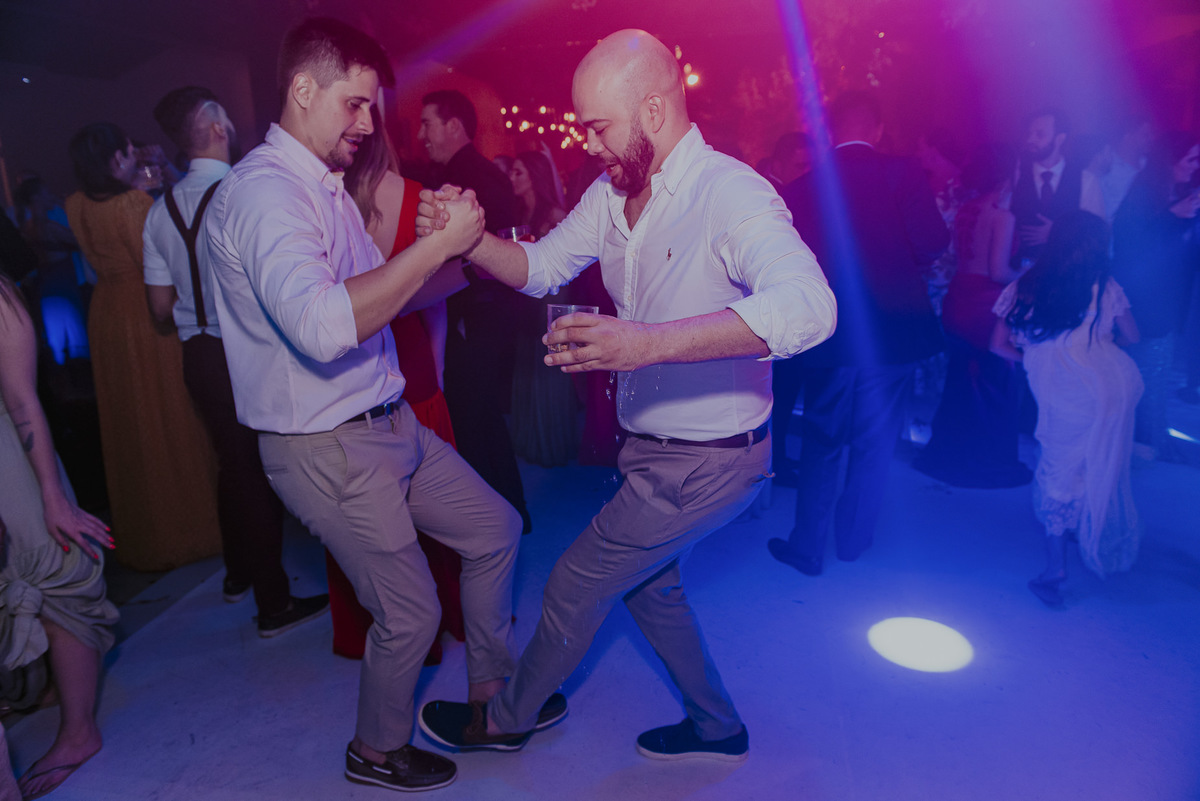 os amigos do noivo com danca inusitada no casamento do seu melhor amigo
