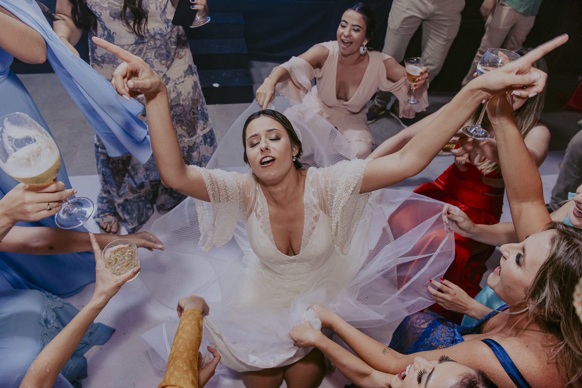 o vestido de noiva da estilista emanuelle junqueira rendeu fotos da noiva com as madrinhas na pista de dança fotografia documental e espontanea de casamento daniel okuyama o melhor fotografo de casamento de sp