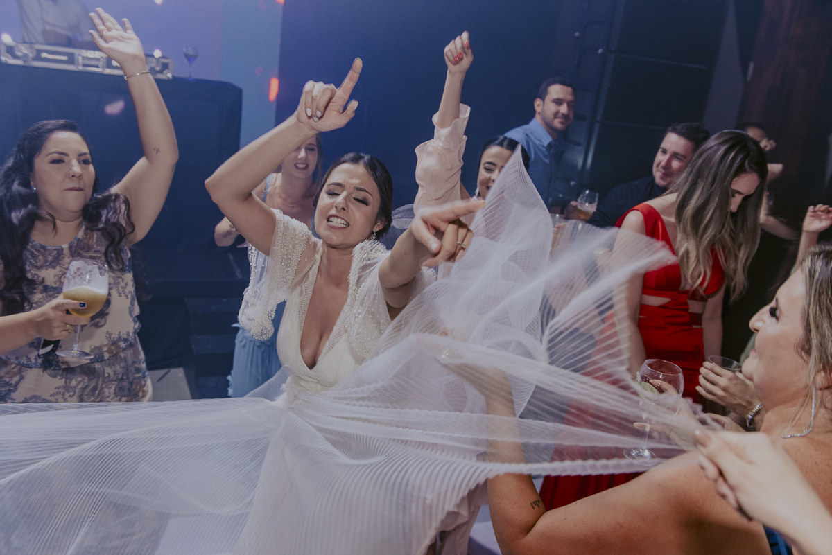 a noiva com seu vestido emanuelle junqueira arrasando na pista de dança durante a festa do seu casamento na fazenda 