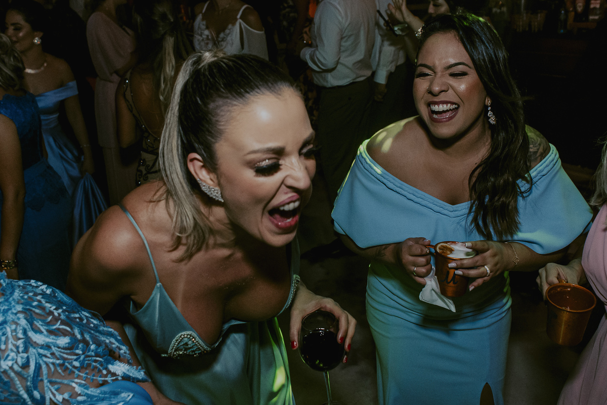 daniel okuyama fotografia tira fotos muito divertidas e originais das madrinhas se divertindo e sorrindo na pista de danca do casamento que aconteceu ao ar livre 