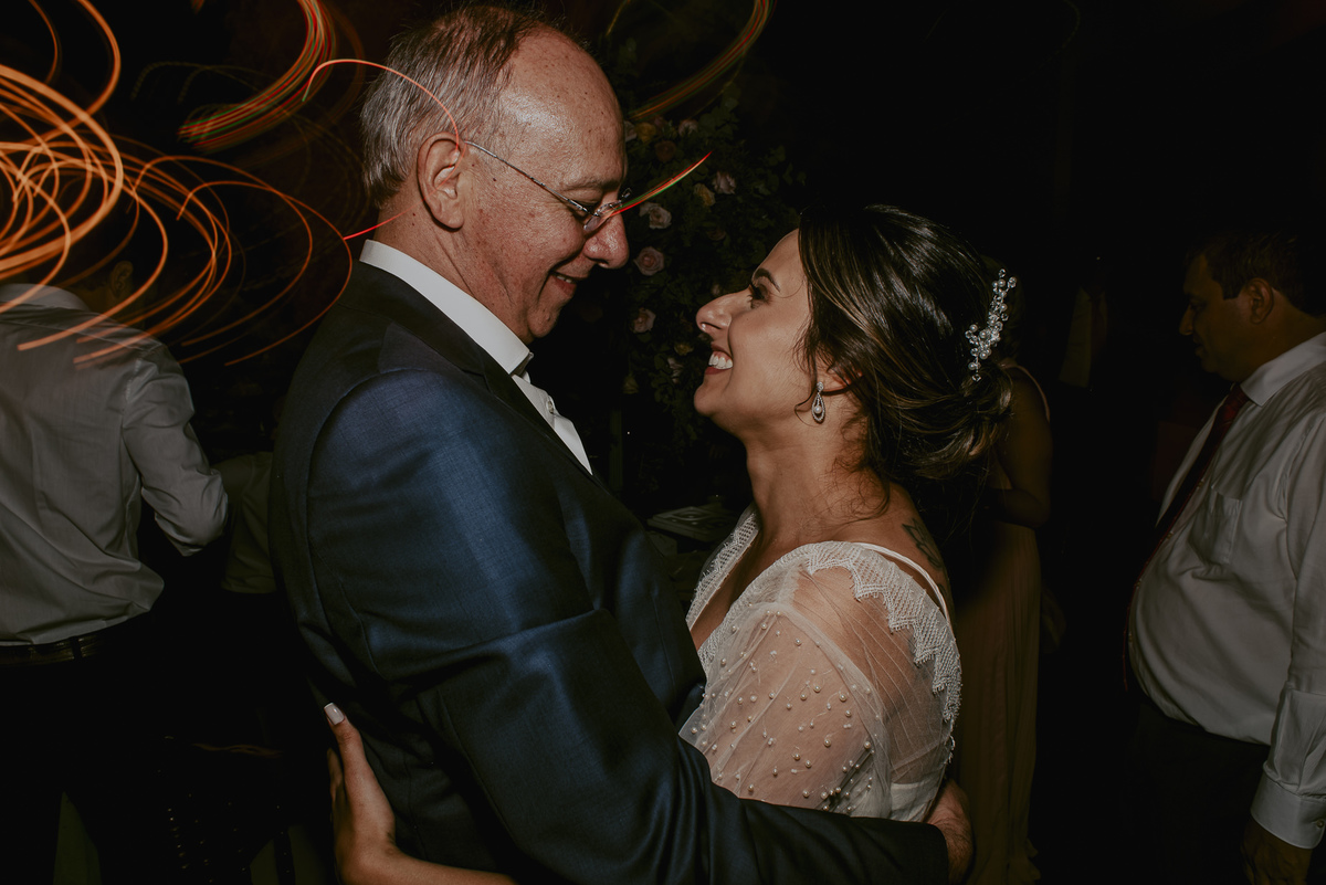 um carinho registrado pelo melhor fotografo de casamento do brasil daniel okuyama fotografia a noiva com seu pai na pista de dança com um olhar de muito amor