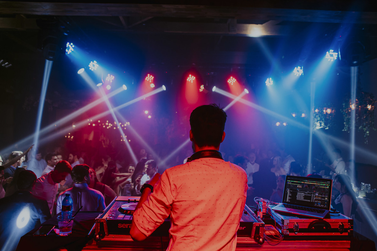 o dj curte um som e comanda a festa de casamento que aconteceu na fazenda 