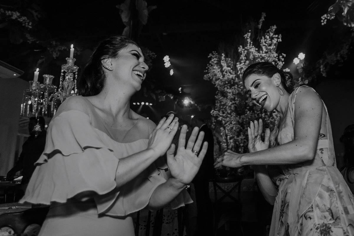 as primas da noiva arrasaram na pista de danca e ficaram muito animadas quando o melhor fotografo de csamento de sp daniel okuyama foi fotografar os momentos de alergia e diversão da festa