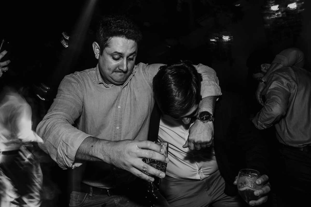 os amigos do noivo e também padrinhos animados na festa do casamento