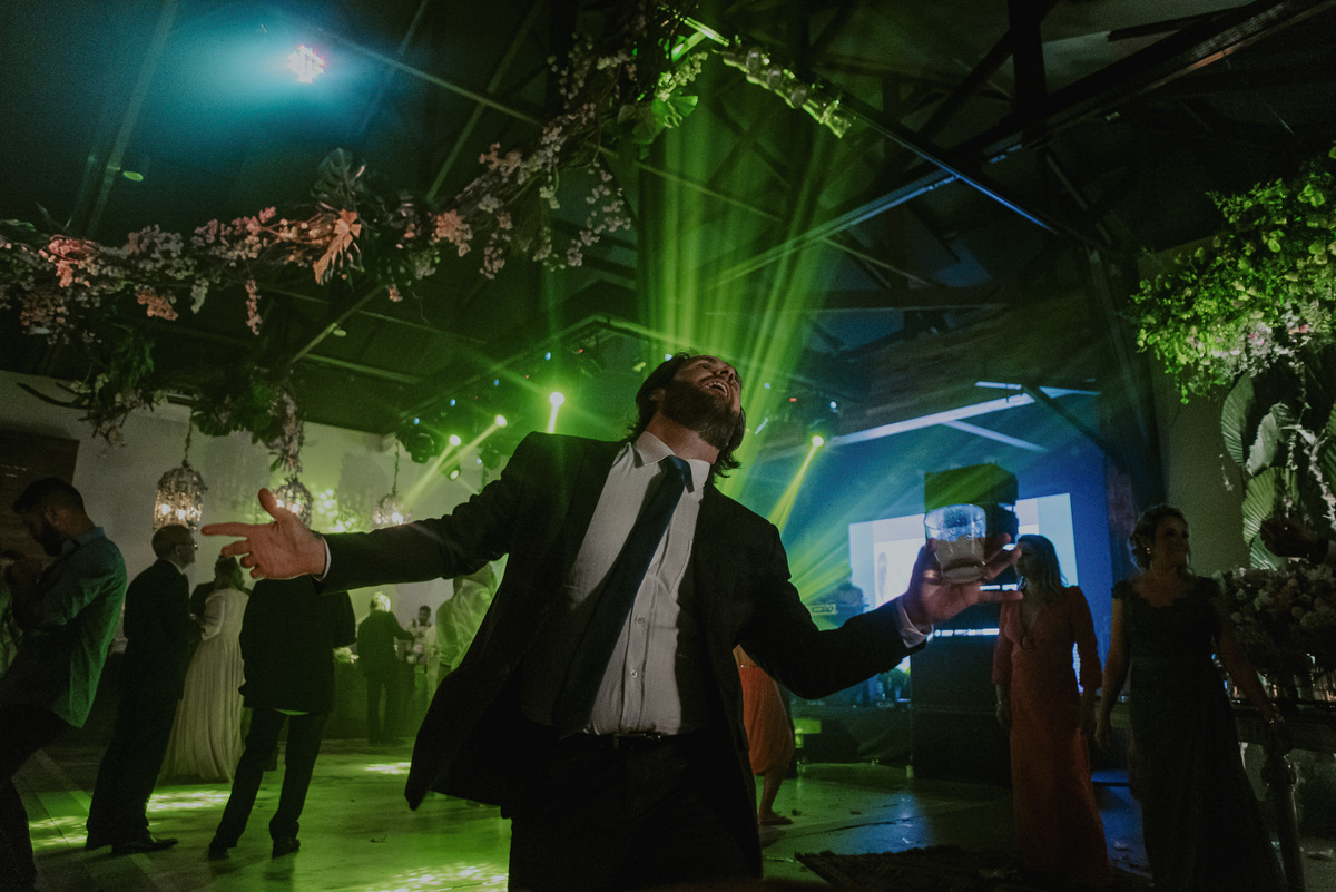 a fotografia de casamento pelo melhor fotografo de casamento de sp deve retratar as pessoas como elas sao e o que elas sentem isso deixa a fotografia mais verdadeira festa do casamento em sp