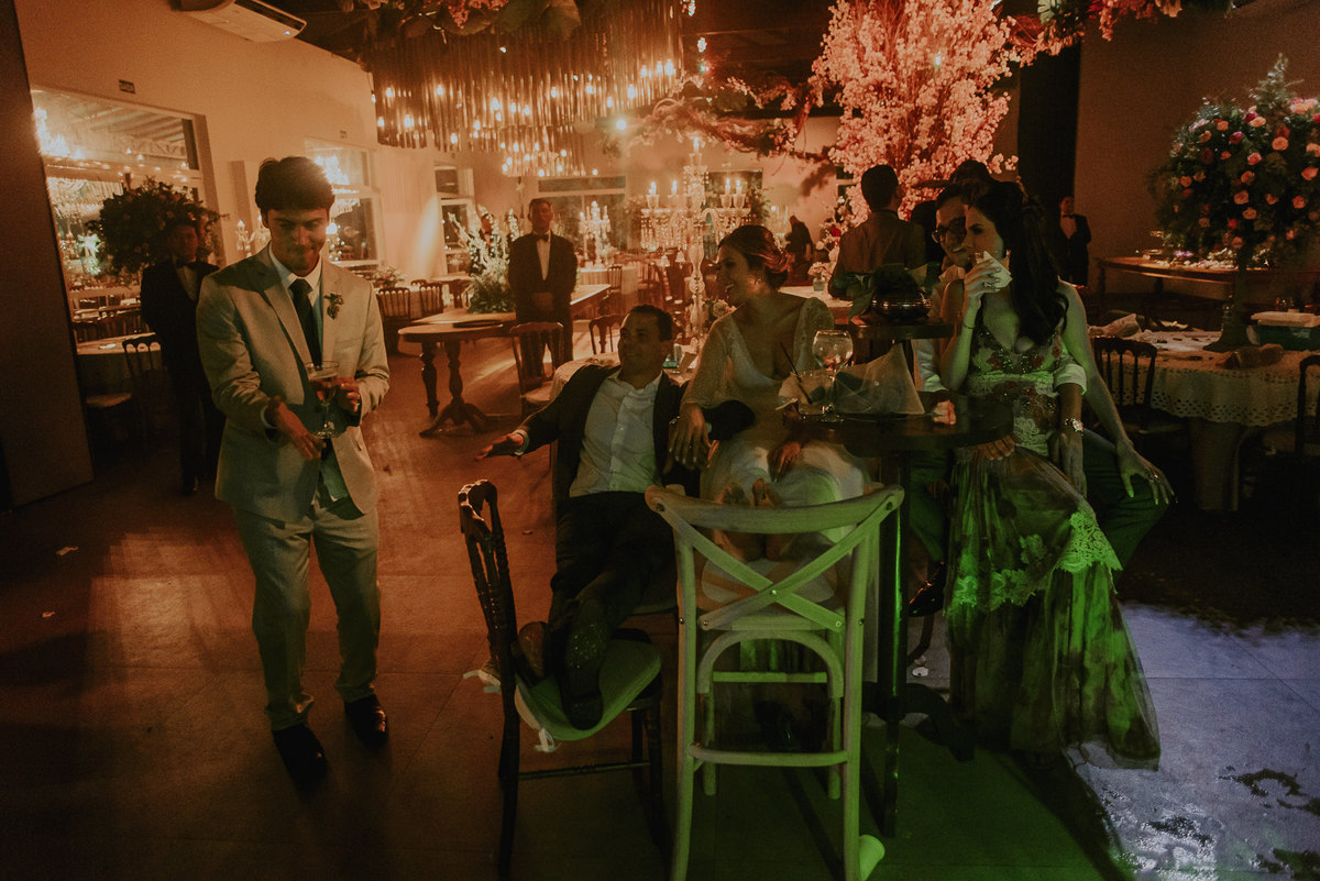 e preciso fotografar ate o final da festa do casamento para contar a historia completa, aqui momentos de descontração dos últimos convidados que curtiram até o final. daniel okuyama fotografia documental de casamento