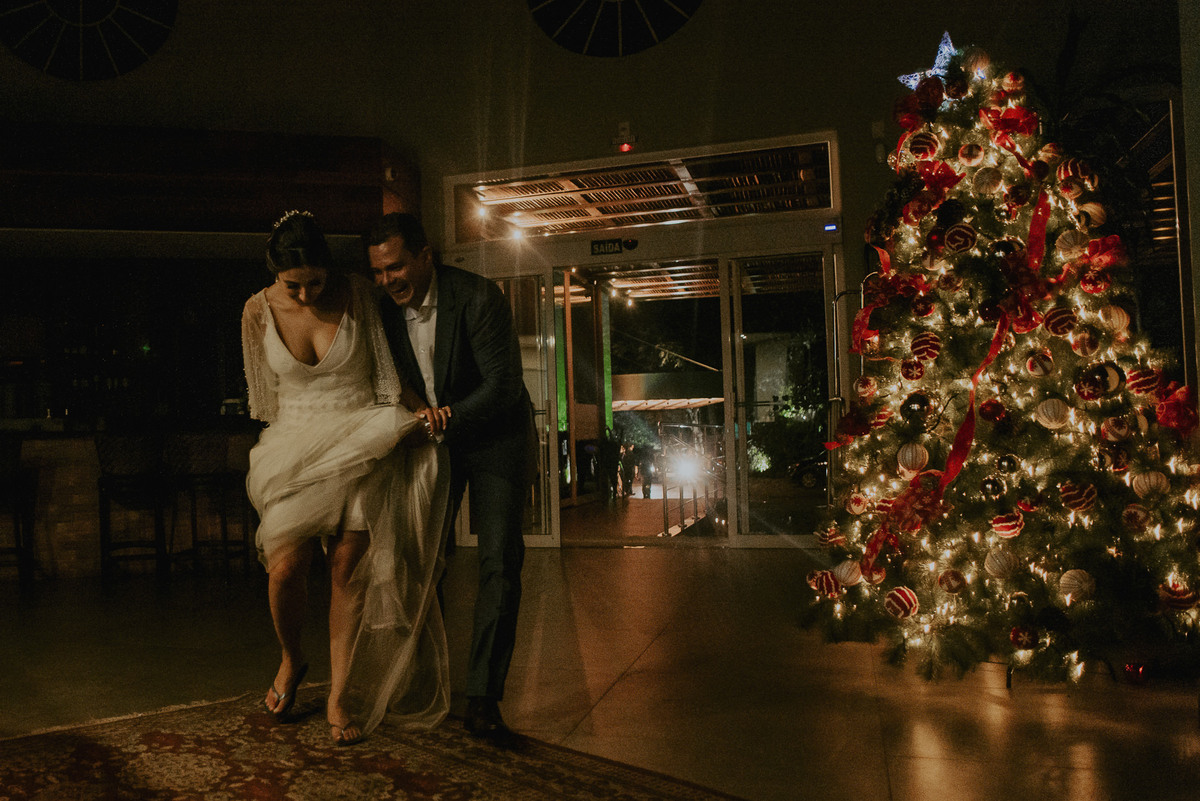 aqui uma foto que mostra que a esta acabou, que se casaram próximo ao natal e contextualiza o local a fotografia documental do casamento deve mostra tudo isso. a noiva e o noivo indo a lua de mel no final da festa registro melhor fotografo de casamento sp