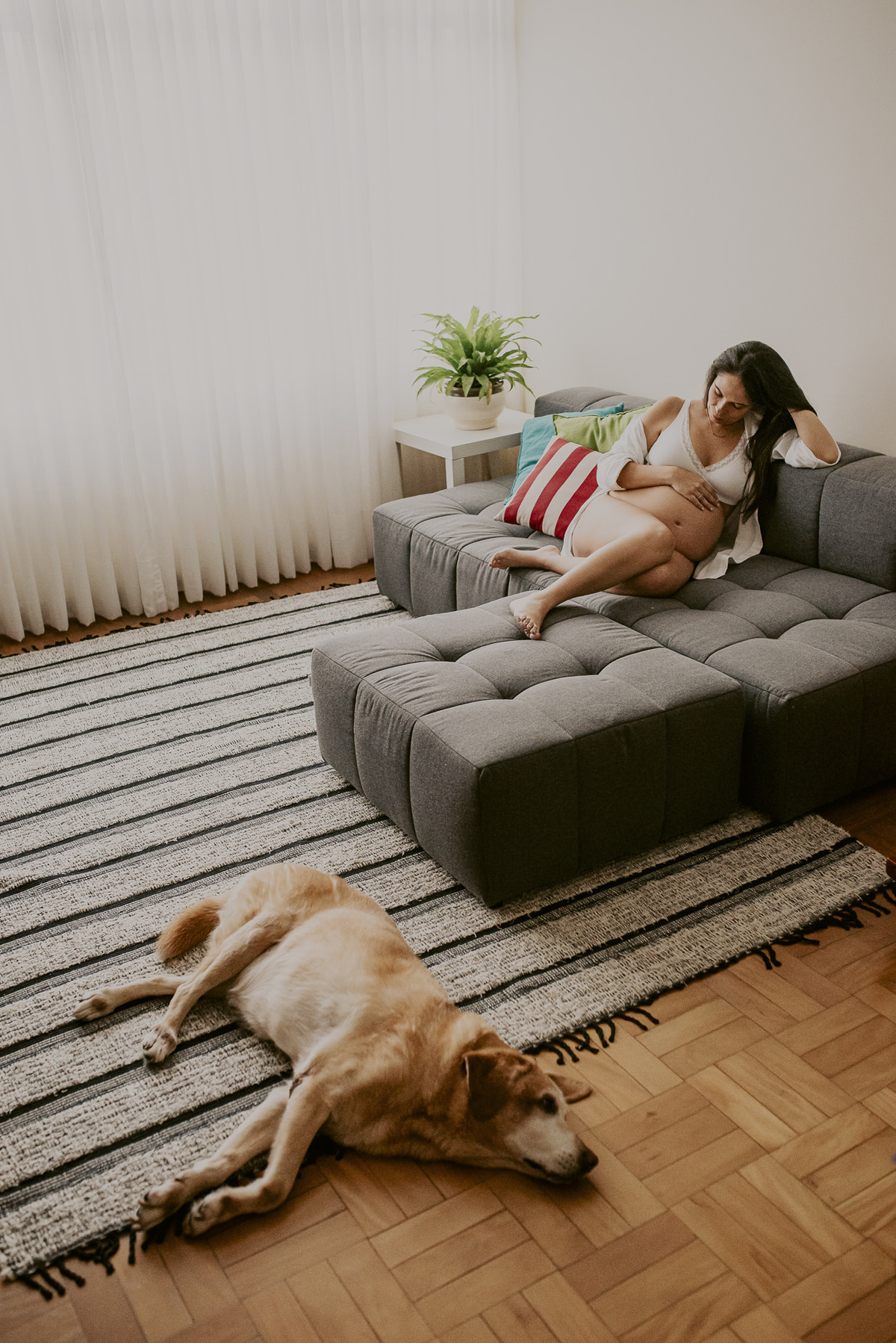 Fotografia de ensaio gestante grávida a espera do seu filho, fotos feita em casa, segurança durante pandemia de corona vírus covid-19 fique em casa fotógrafo Daniel Okuyama