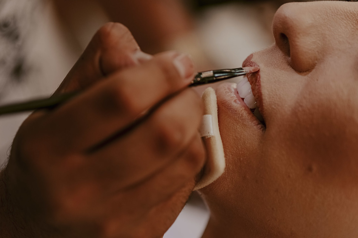 detalhes da fotografia da preparação da noiva 