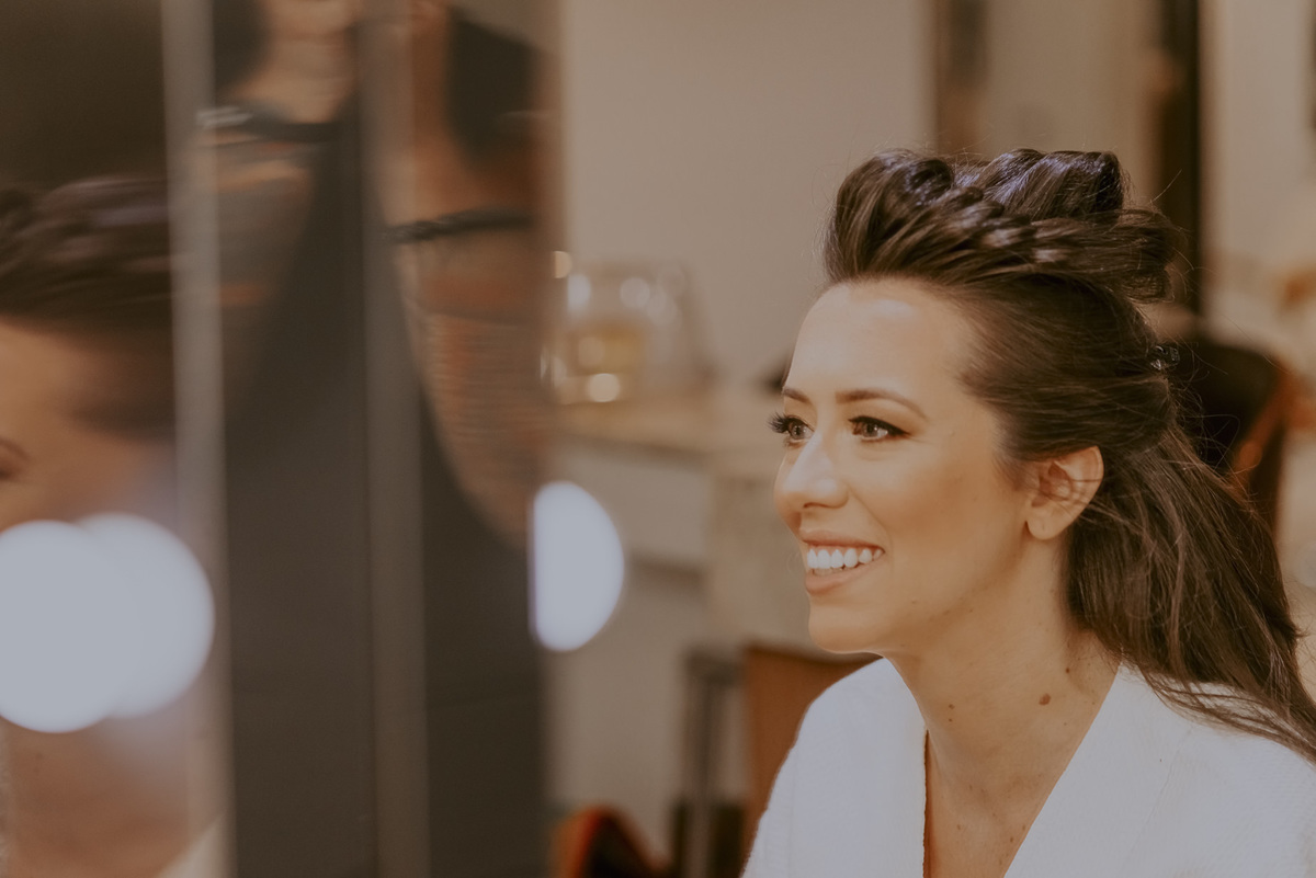 ao olhar no espelho a noiva pronta maquiada se surpreende com a sua beleza as fotos foram feitas pelo melhor fotografo de casamento de sp daniel okuyama fotografia